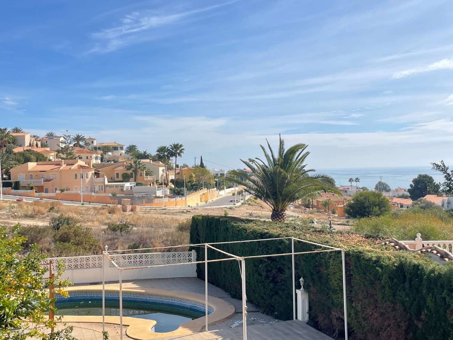 MAKE YOUR OFFER, SEMI-DETACHED VILLA ON A 600M2 PLOT WITH POOL AND SEA VIEWS!!
