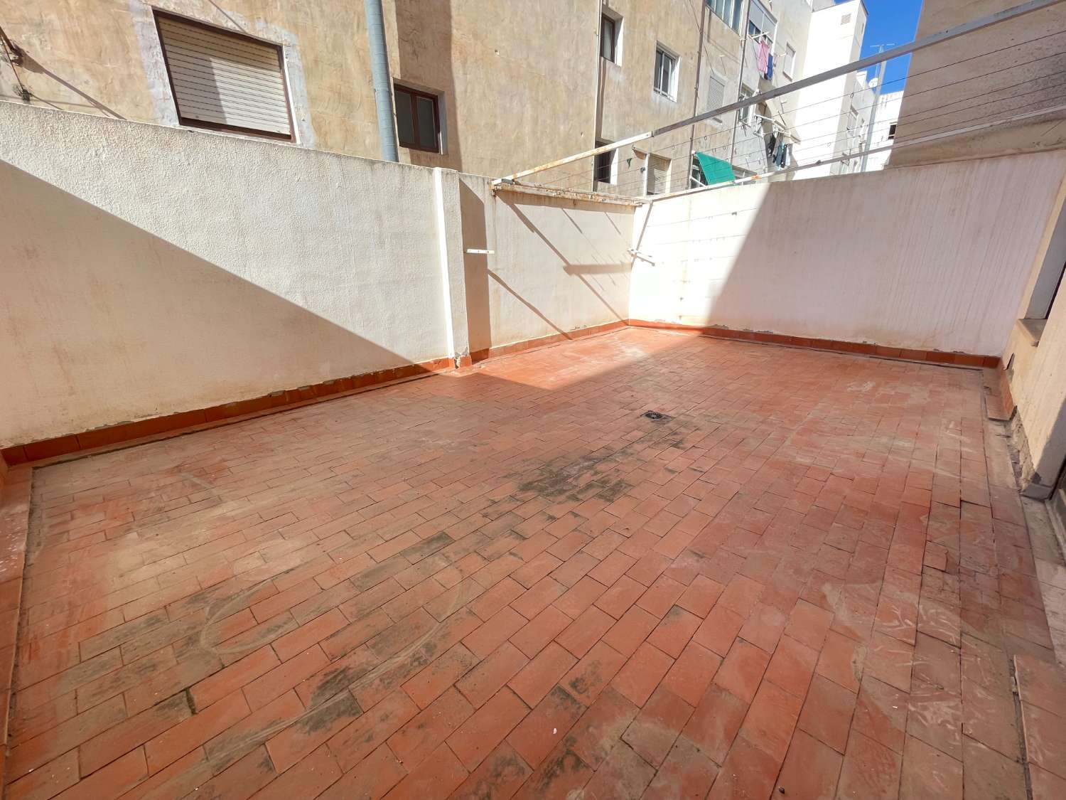 MAKE YOUR OFFER!! MUTXAMIEL APARTMENT 3 BEDROOMS TWO BATHROOMS WITH 40M2 BACKYARD TO REFORM!!