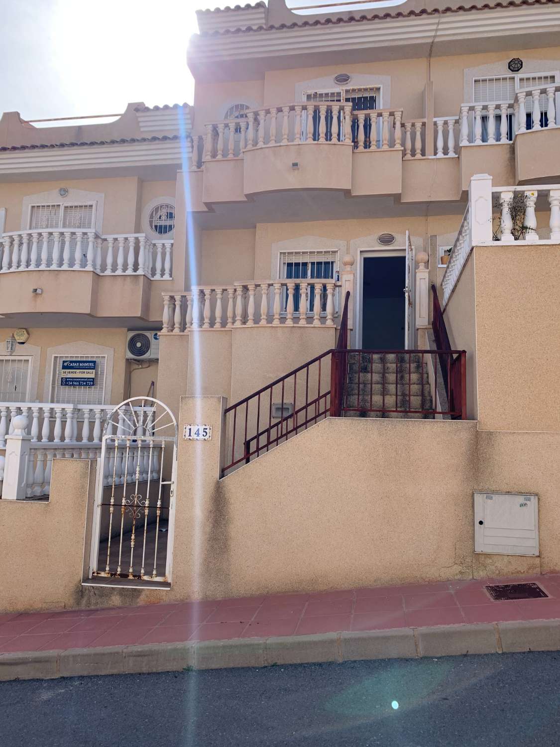 MAKE YOUR OFFER!! 2 BEDROOM DUPLEX HOUSE WITH SOLARIUM AND POOL!!