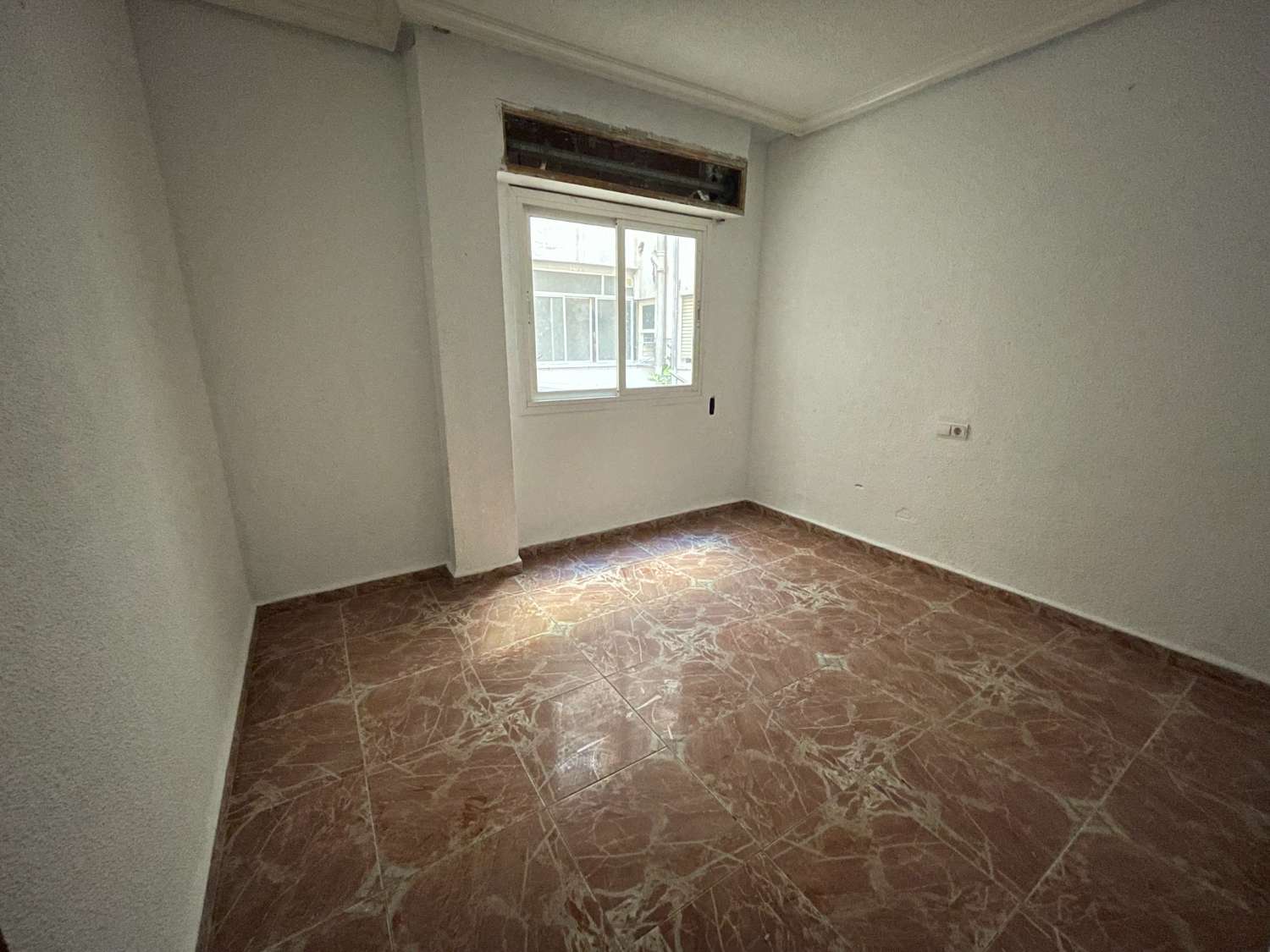 MAKE YOUR OFFER!! 3 BEDROOM APARTMENT SOUTH ORIENTATION IN THE CENTER OF ORIHUELA!!
