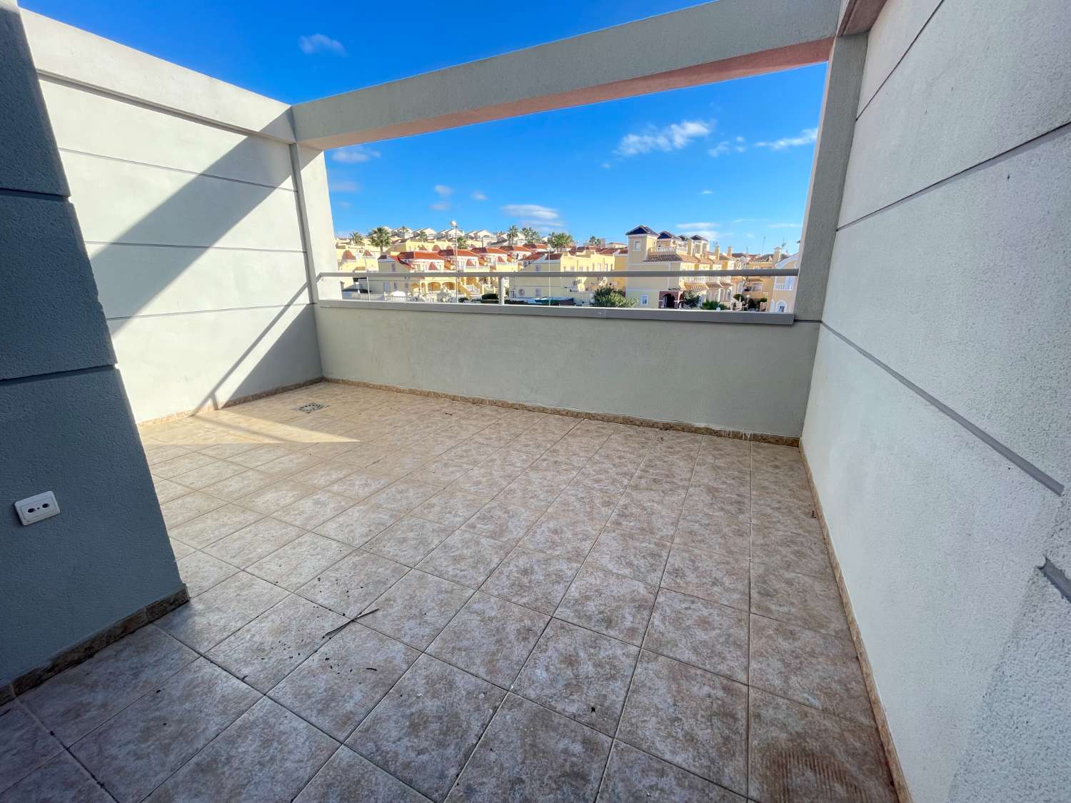MAKE YOUR OFFER!! 2 BEDROOM APARTMENT WITH PRIVATE SOLARIUM!!