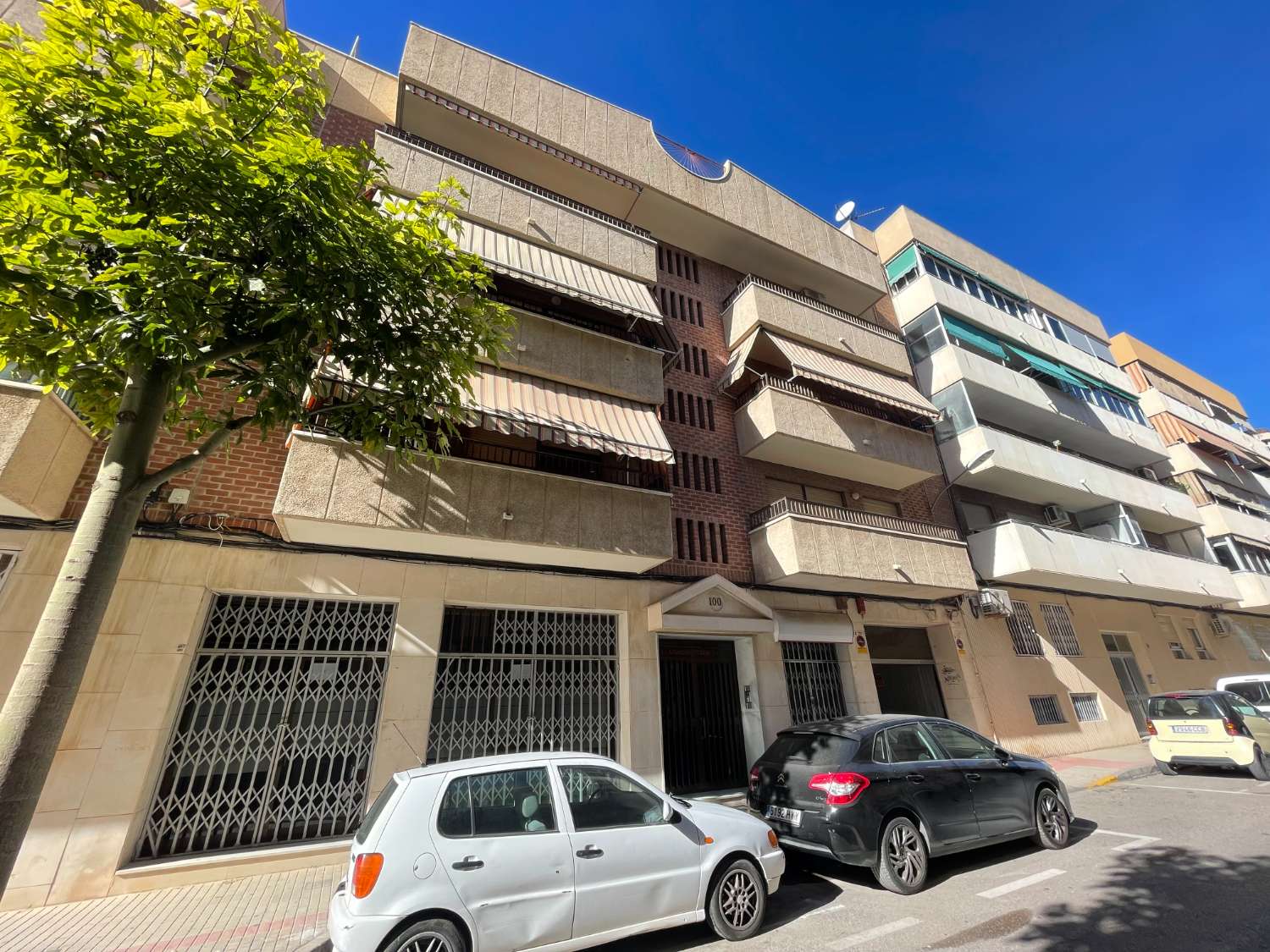 MAKE YOUR OFFER!! MUTXAMIEL APARTMENT 3 BEDROOMS TWO BATHROOMS WITH 40M2 BACKYARD TO REFORM!!