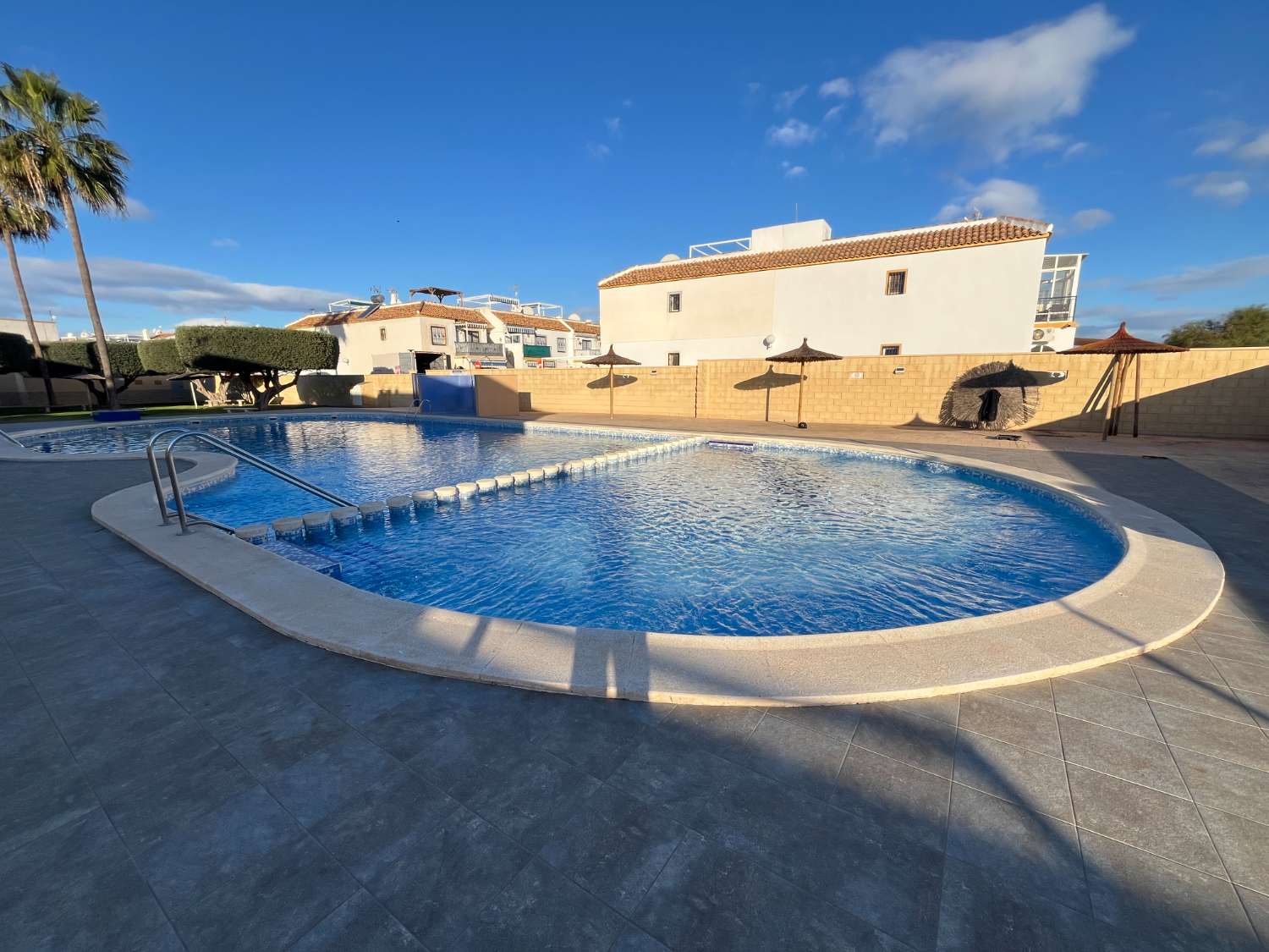 HAGA SU OFERTA!! PLANTA BAJA REFORMADA 2 DORMITORIOS CON PISCINA!!