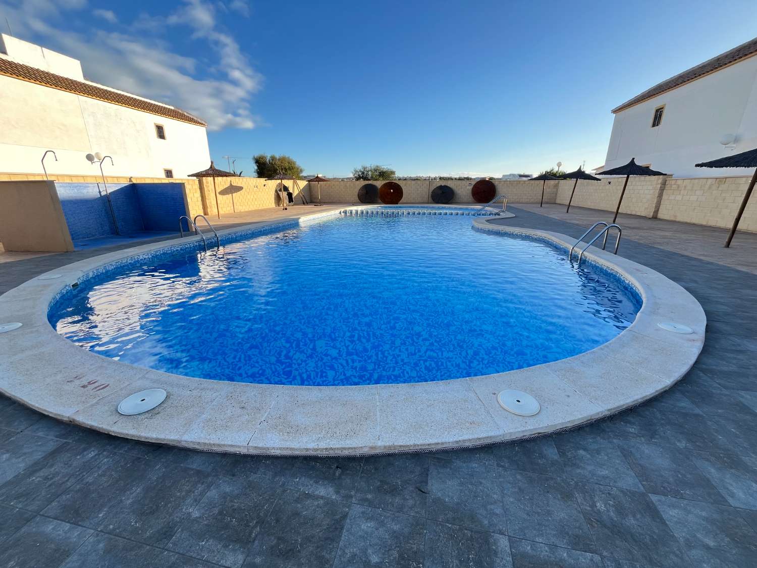 HAGA SU OFERTA!! PLANTA BAJA REFORMADA 2 DORMITORIOS CON PISCINA!!