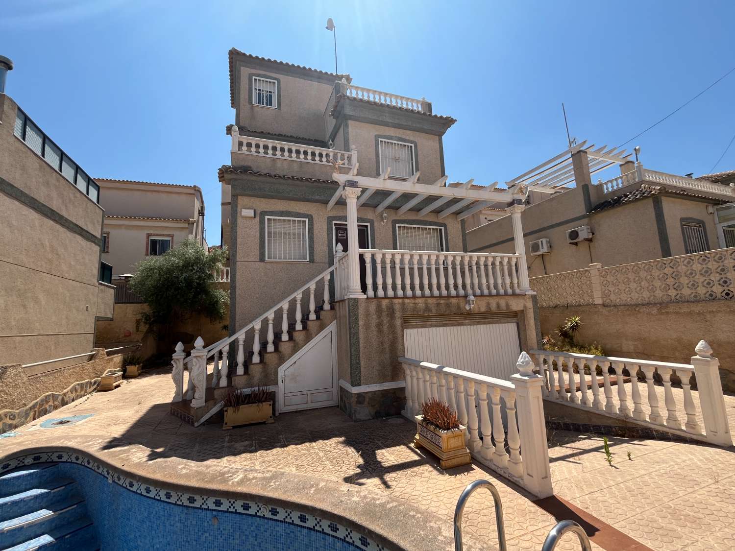 OCASIÓN!! CHALET INDEPENDIENTE, PISCINA Y 4 DORMITORIOS!!