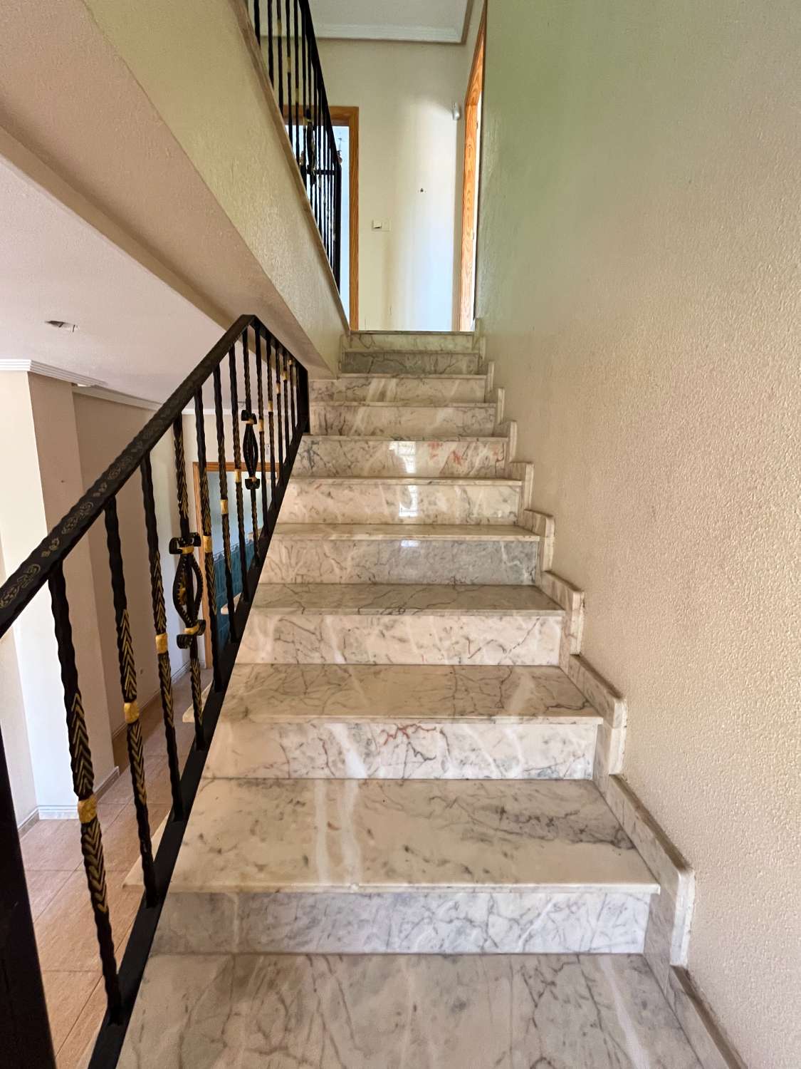 Dúplex Pareado en Venta en La Murada – 256 m² construidos 5 dormitorios 3 baños –