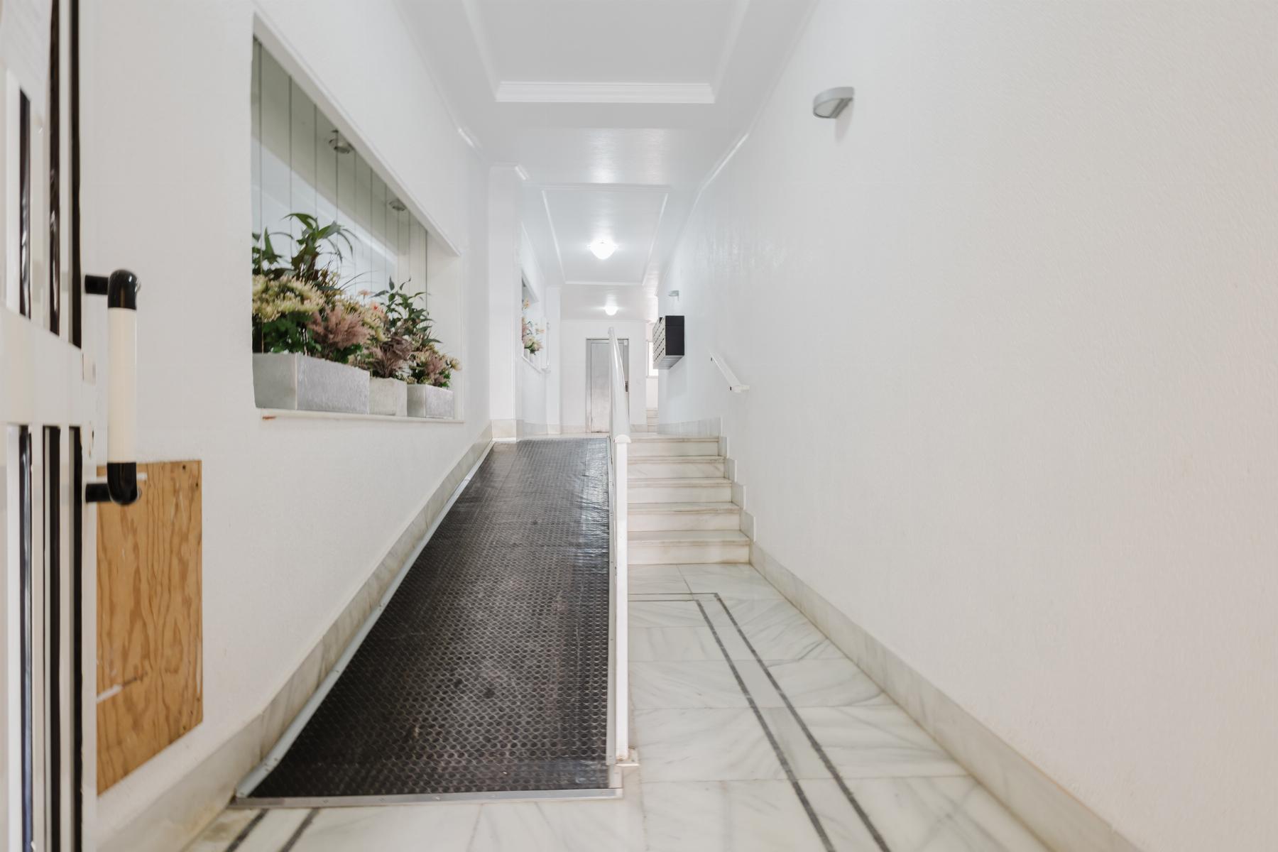 КРАСИВЫЙ ПЕНТХАУС НА БЕРЕГУ МОРЯ