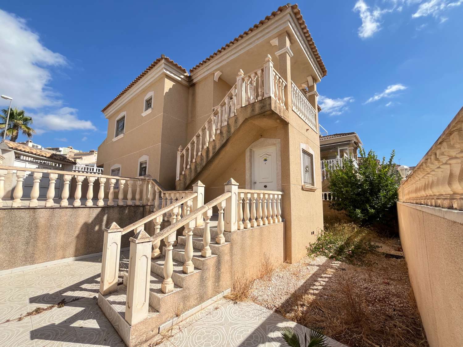 OCASIÓN! CHALET INDEPENDIENTE (DOS APARTAMENTOS) EN ESQUINA MONTEGOLF VII