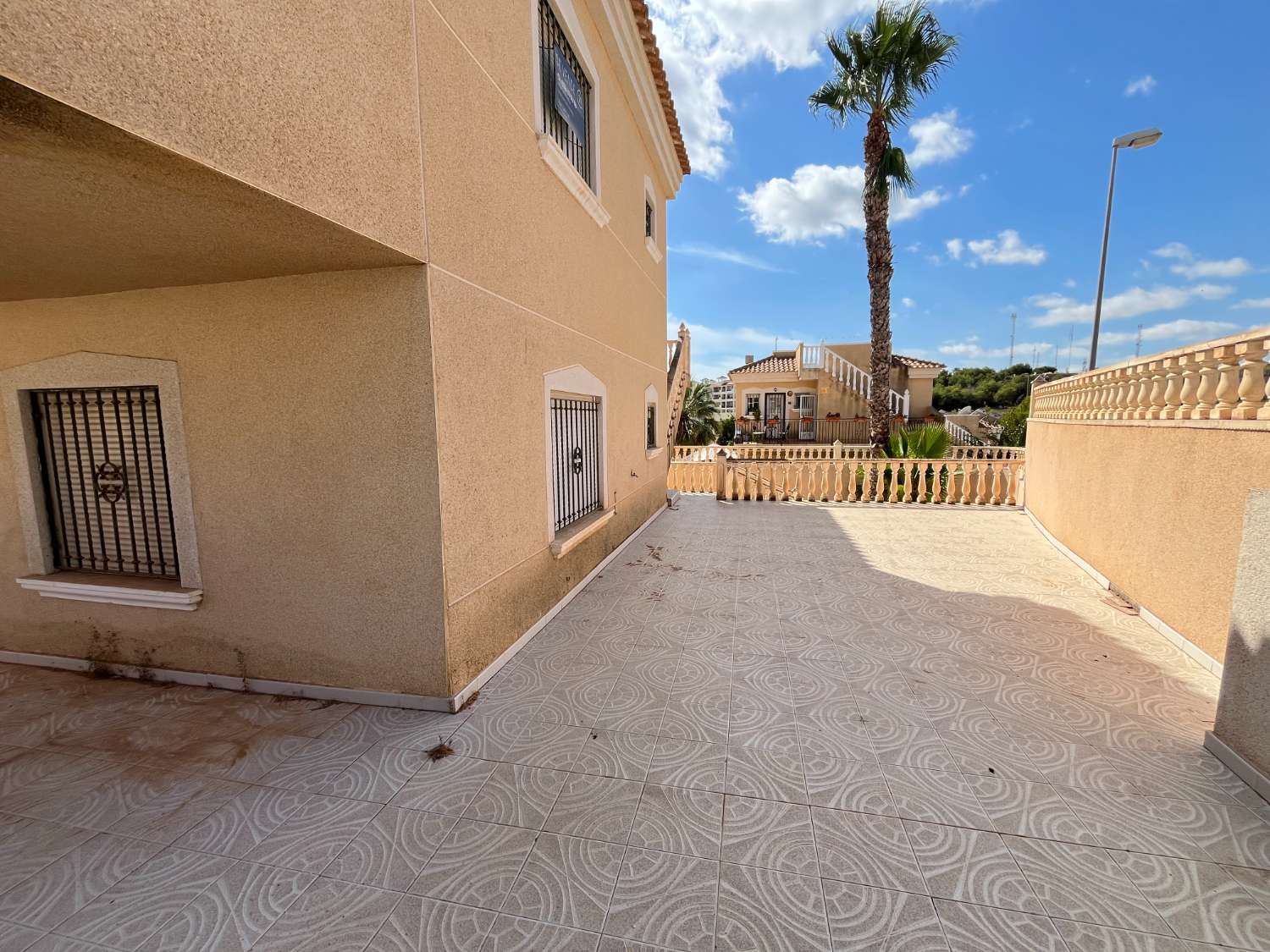 OCASIÓN! CHALET INDEPENDIENTE (DOS APARTAMENTOS) EN ESQUINA MONTEGOLF VII