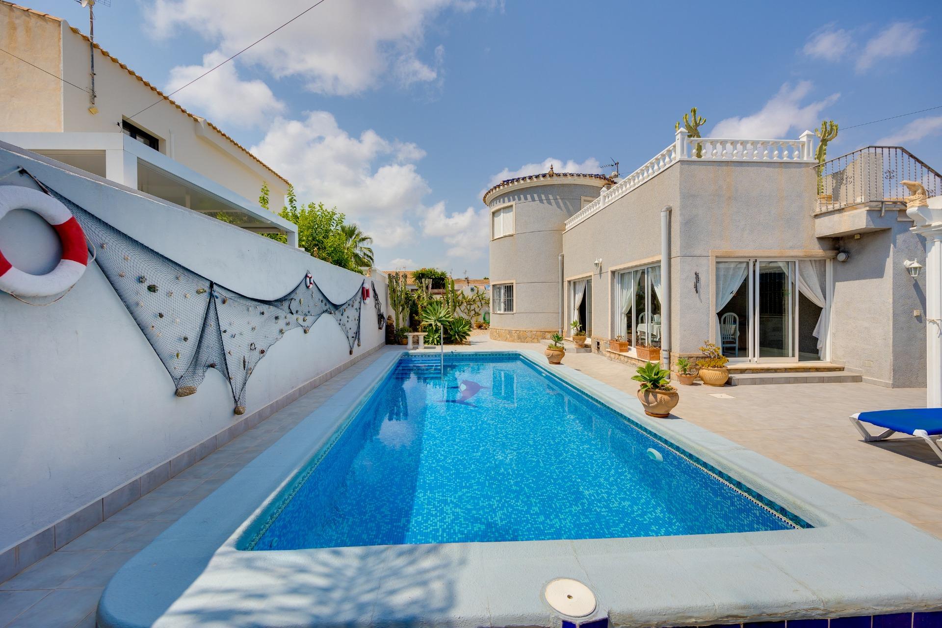 Villa en venta en Orihuela Costa