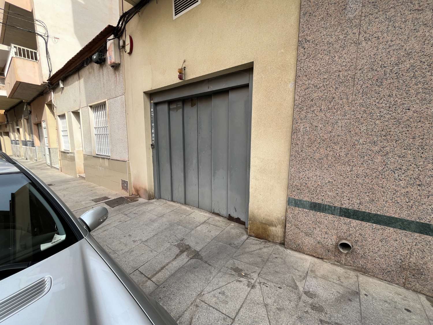 GARAJE EN VENTA CENTRO TORREVIEJA, ACCESO POR ASCENSOR!!