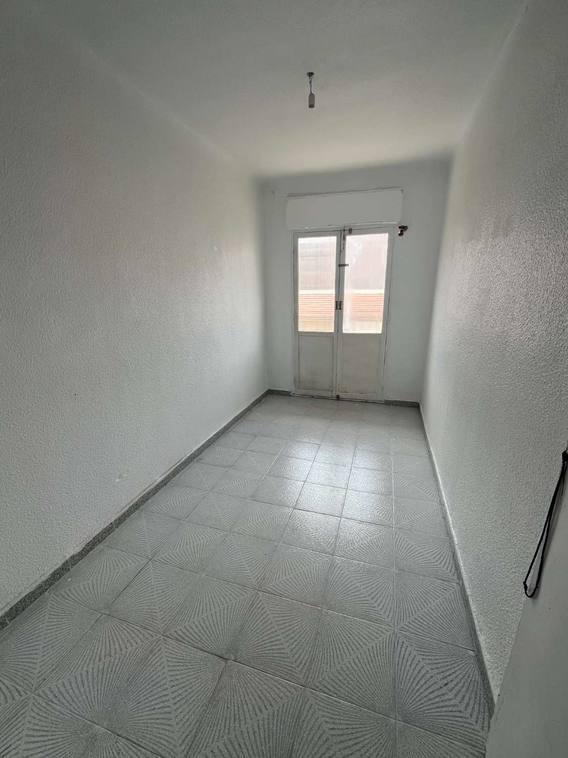 PISO EN VENTA EN ELCHE!! 3 DORMITORIOS, ORIENTACION SUR PARA REFORMAR!!