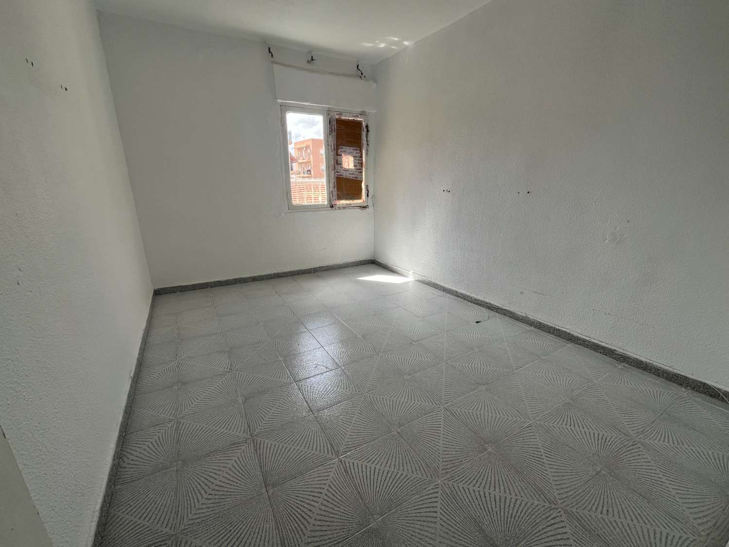 PISO EN VENTA EN ELCHE!! 3 DORMITORIOS, ORIENTACION SUR PARA REFORMAR!!