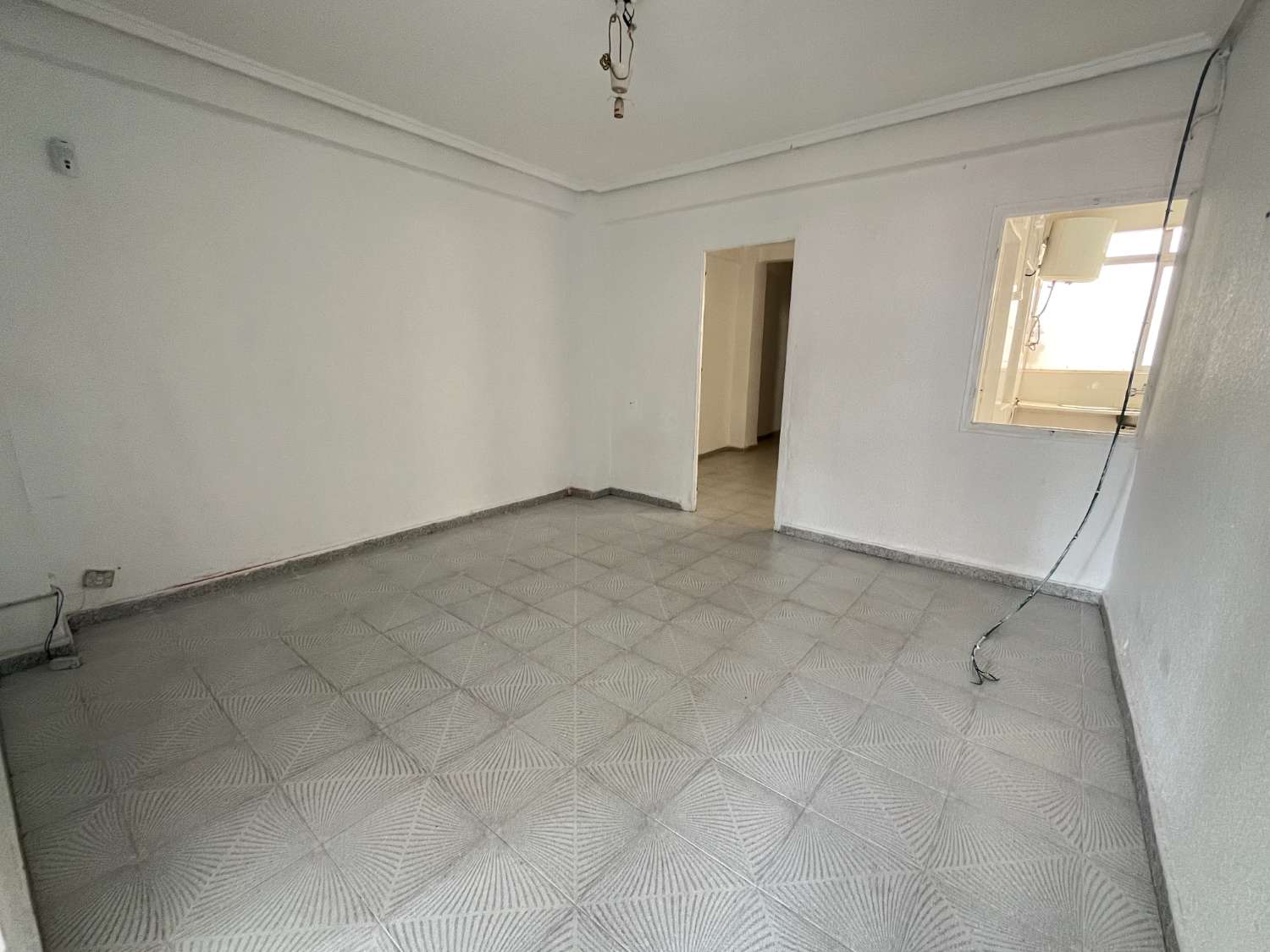 PISO EN VENTA EN ELCHE!! 3 DORMITORIOS, ORIENTACION SUR PARA REFORMAR!!