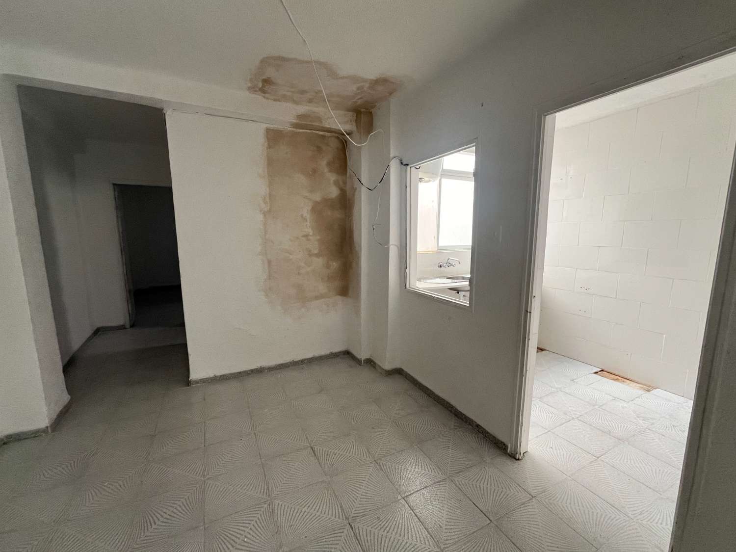 PISO EN VENTA EN ELCHE!! 3 DORMITORIOS, ORIENTACION SUR PARA REFORMAR!!