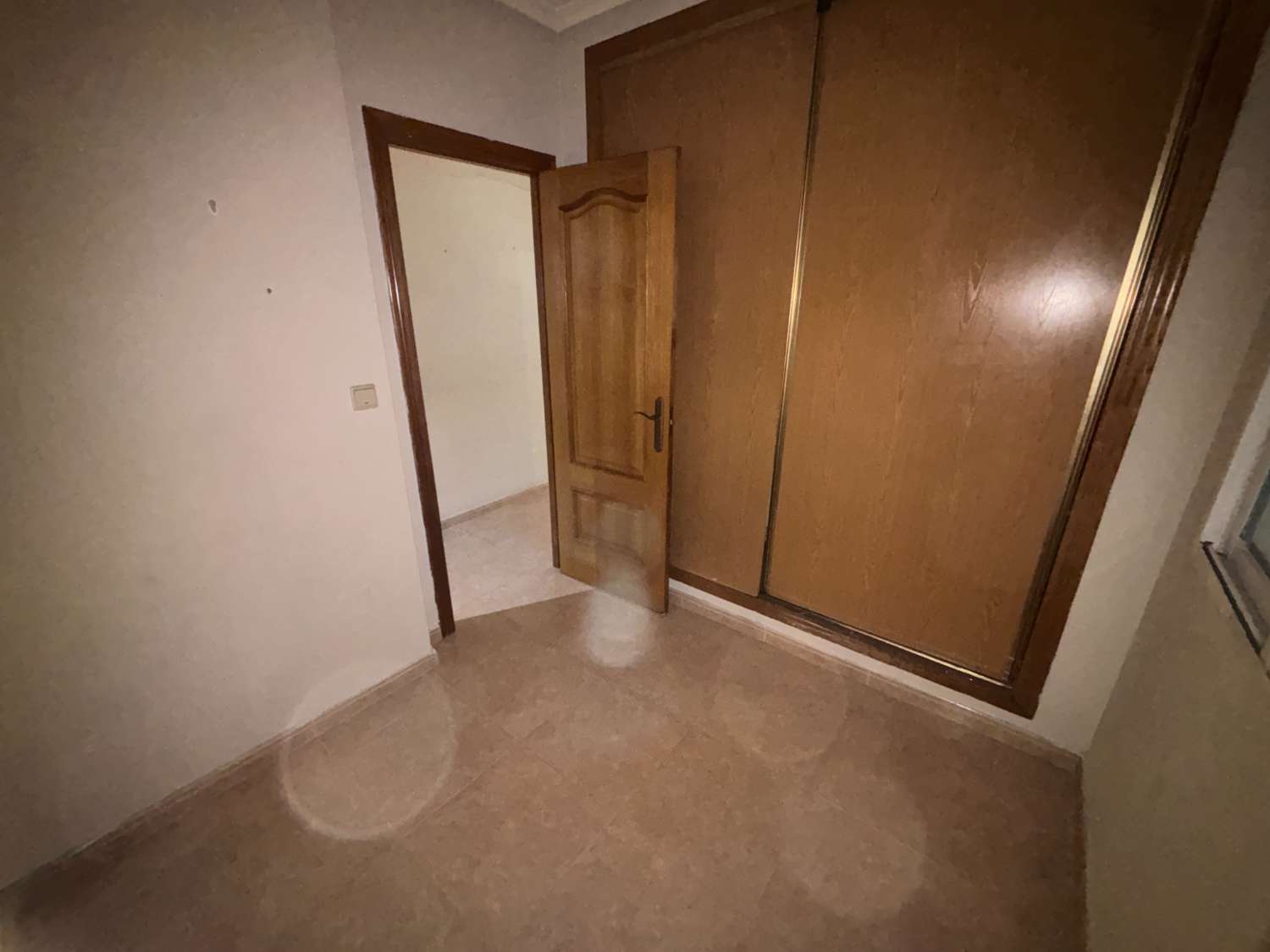 Piso en venta en pleno centro de Torrevieja – 3 dormitorios, 2 baños, balcón y patio interior