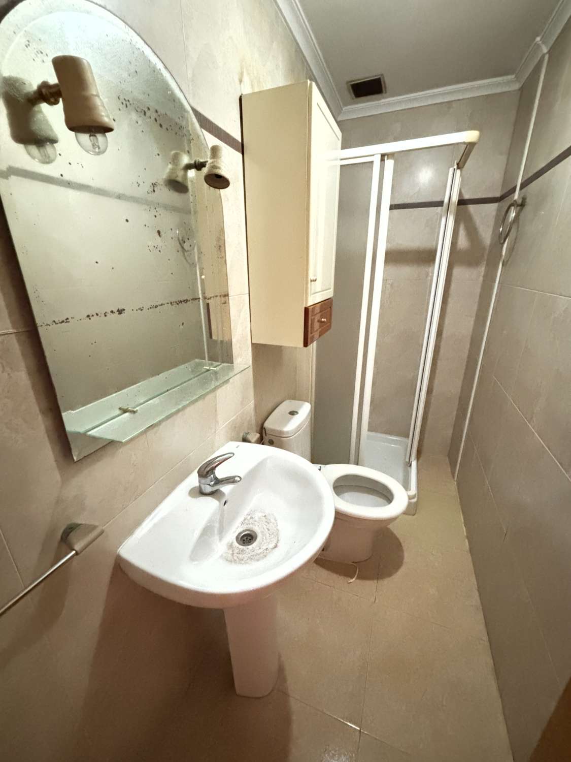 Piso en venta en pleno centro de Torrevieja – 3 dormitorios, 2 baños, balcón y patio interior