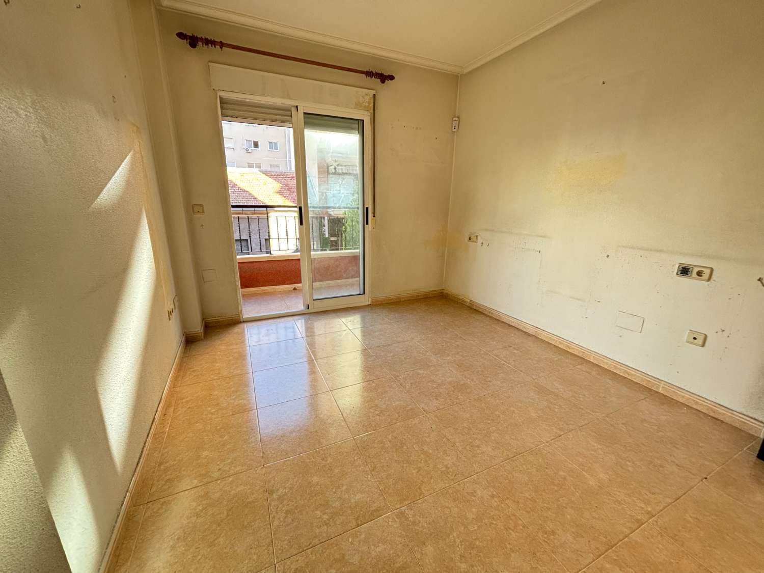 Piso en venta en pleno centro de Torrevieja – 3 dormitorios, 2 baños, balcón y patio interior