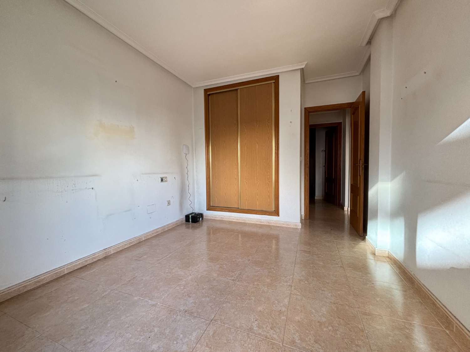 Piso en venta en pleno centro de Torrevieja – 3 dormitorios, 2 baños, balcón y patio interior