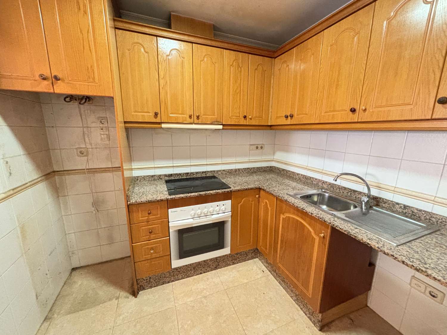 Piso en venta en pleno centro de Torrevieja – 3 dormitorios, 2 baños, balcón y patio interior