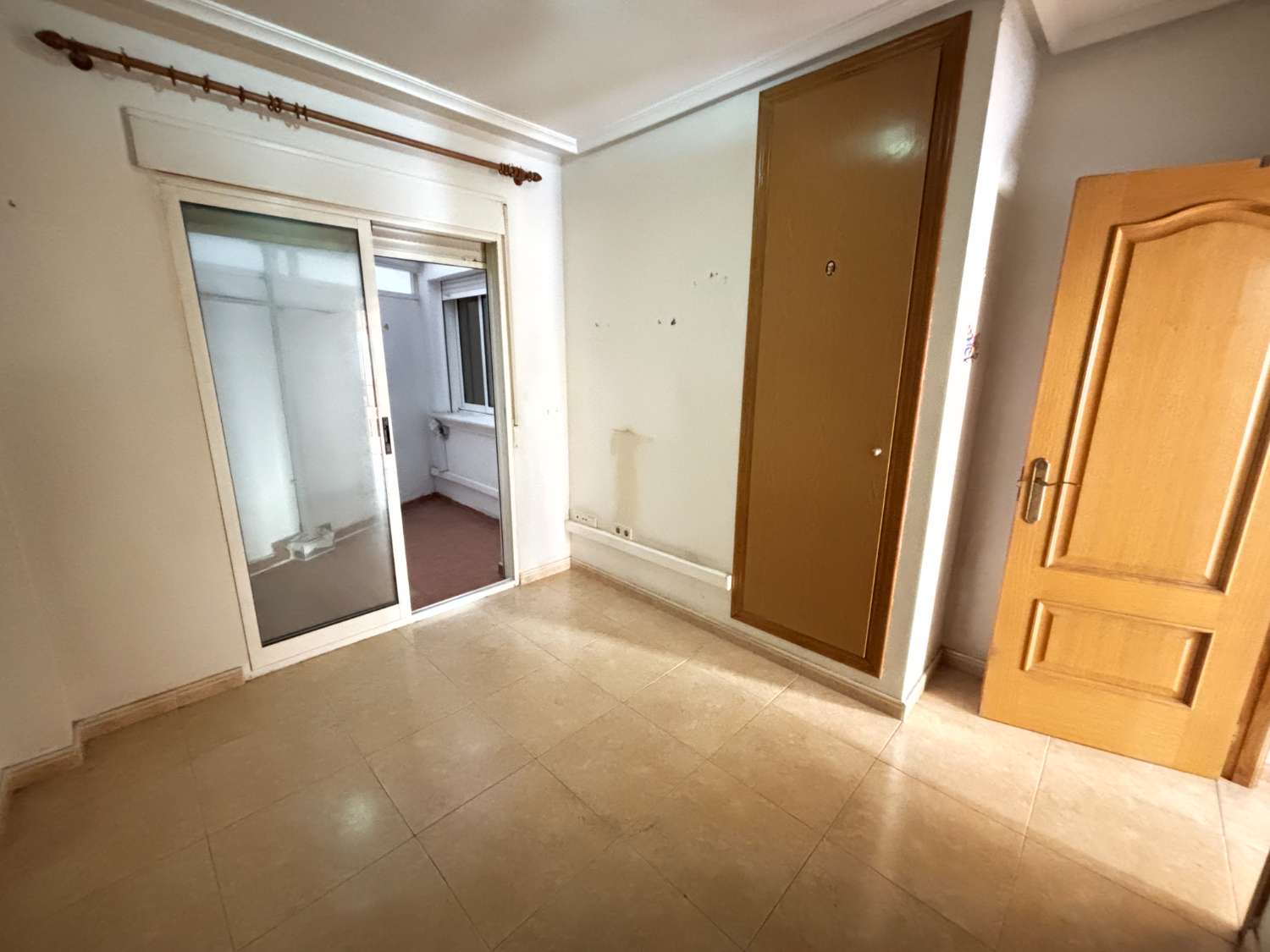 Piso en venta en pleno centro de Torrevieja – 3 dormitorios, 2 baños, balcón y patio interior