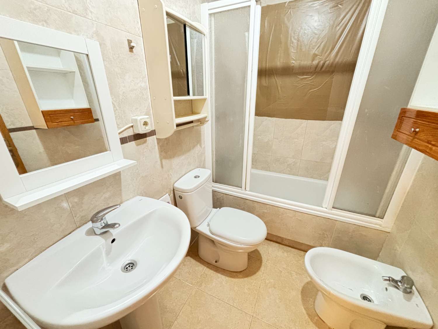 Piso en venta en pleno centro de Torrevieja – 3 dormitorios, 2 baños, balcón y patio interior