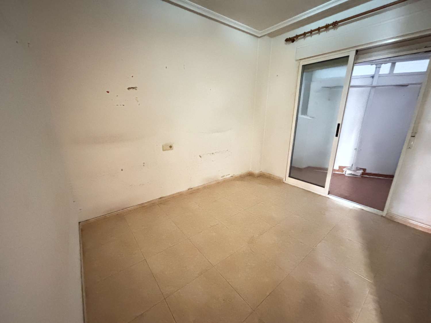 Piso en venta en pleno centro de Torrevieja – 3 dormitorios, 2 baños, balcón y patio interior