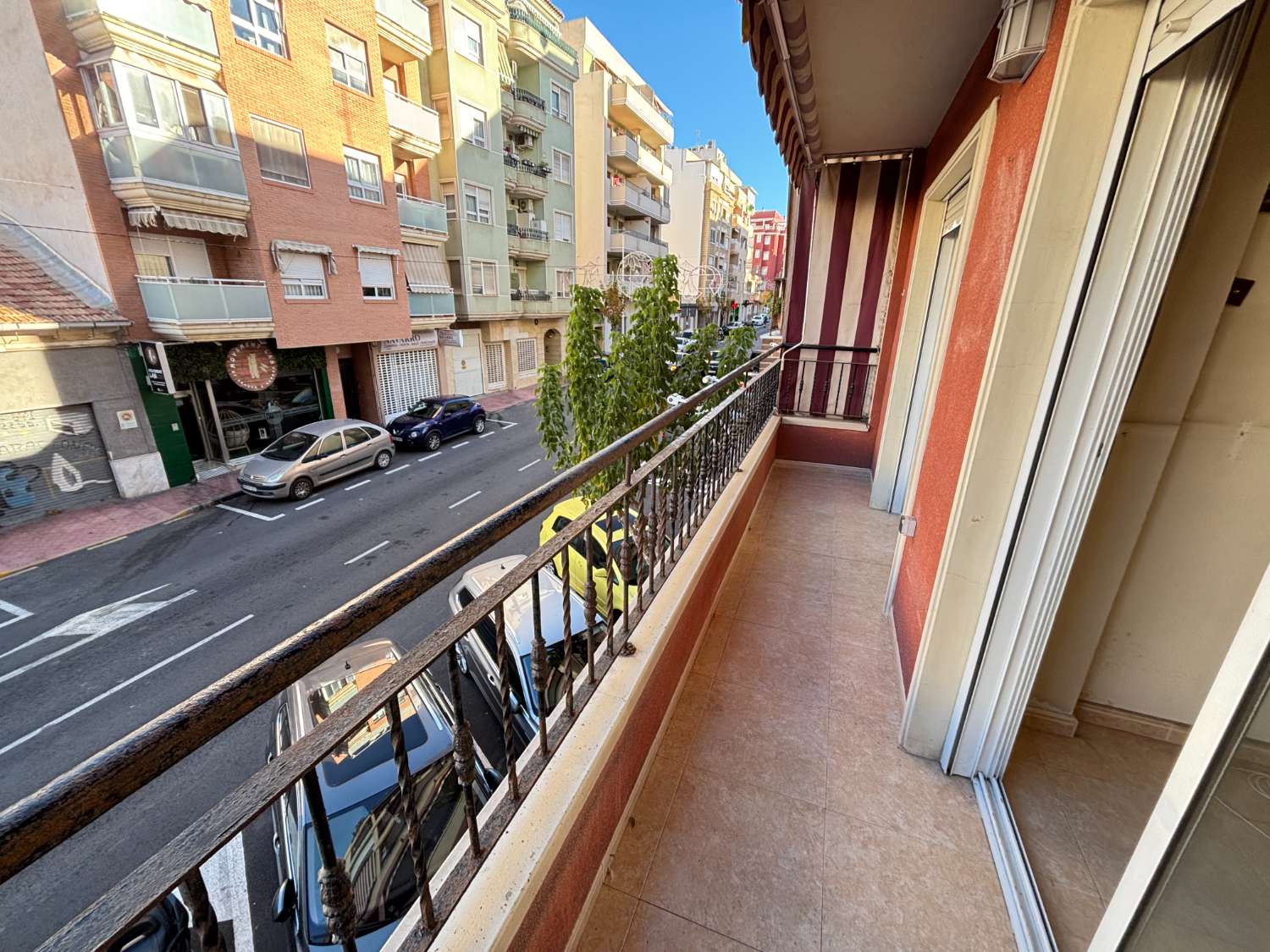 Piso en venta en pleno centro de Torrevieja – 3 dormitorios, 2 baños, balcón y patio interior