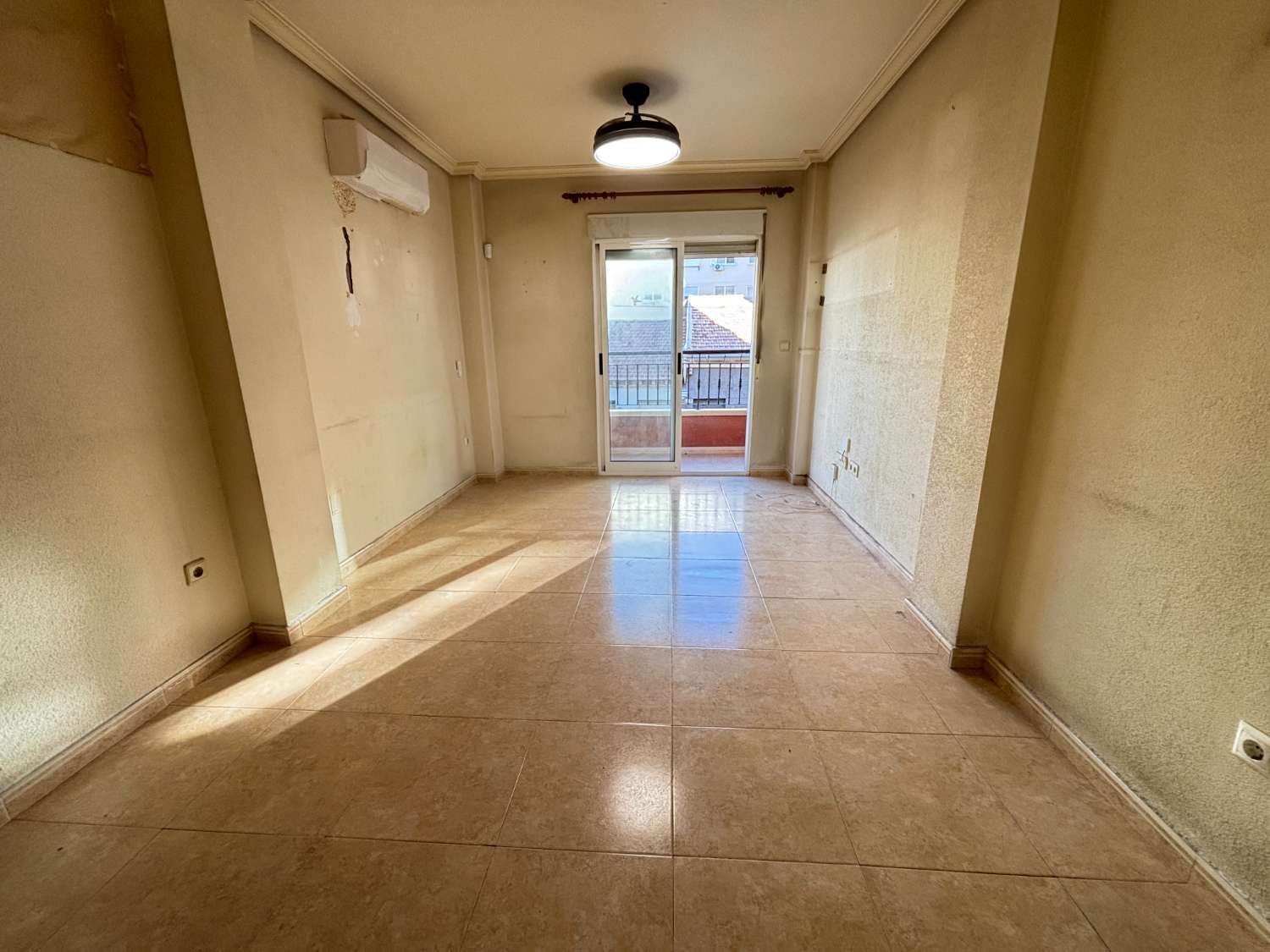 Piso en venta en pleno centro de Torrevieja – 3 dormitorios, 2 baños, balcón y patio interior