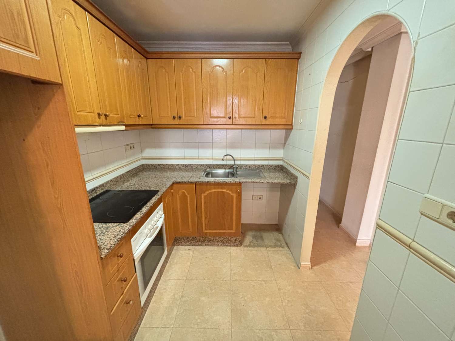 Piso en venta en pleno centro de Torrevieja – 3 dormitorios, 2 baños, balcón y patio interior