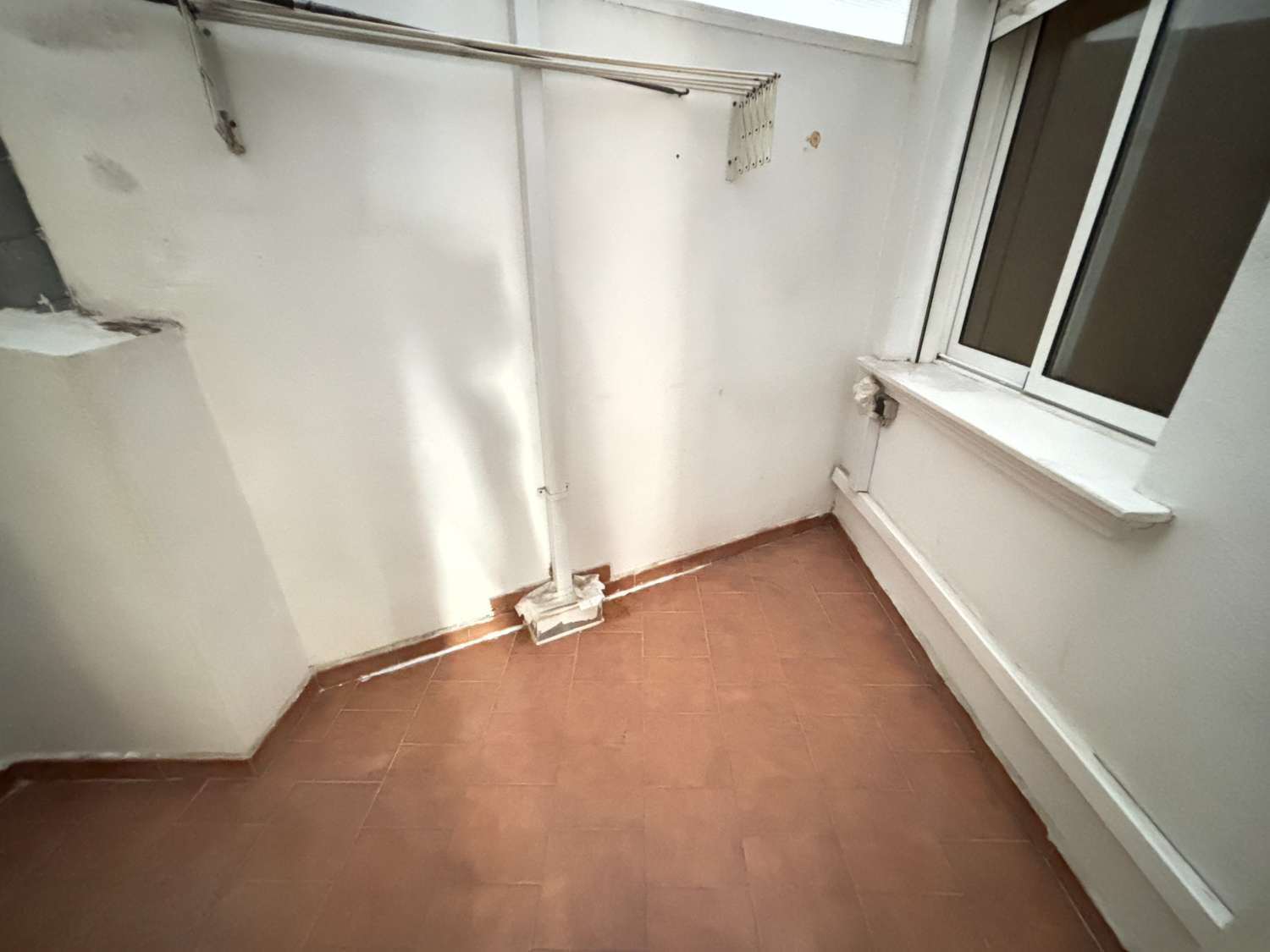 Piso en venta en pleno centro de Torrevieja – 3 dormitorios, 2 baños, balcón y patio interior