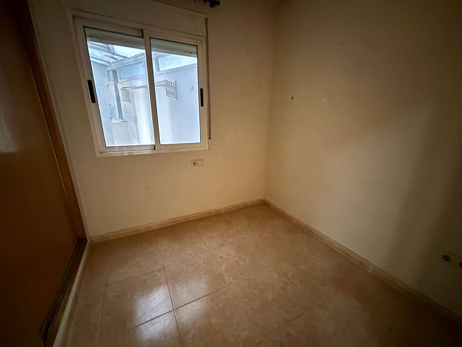Piso en venta en pleno centro de Torrevieja – 3 dormitorios, 2 baños, balcón y patio interior