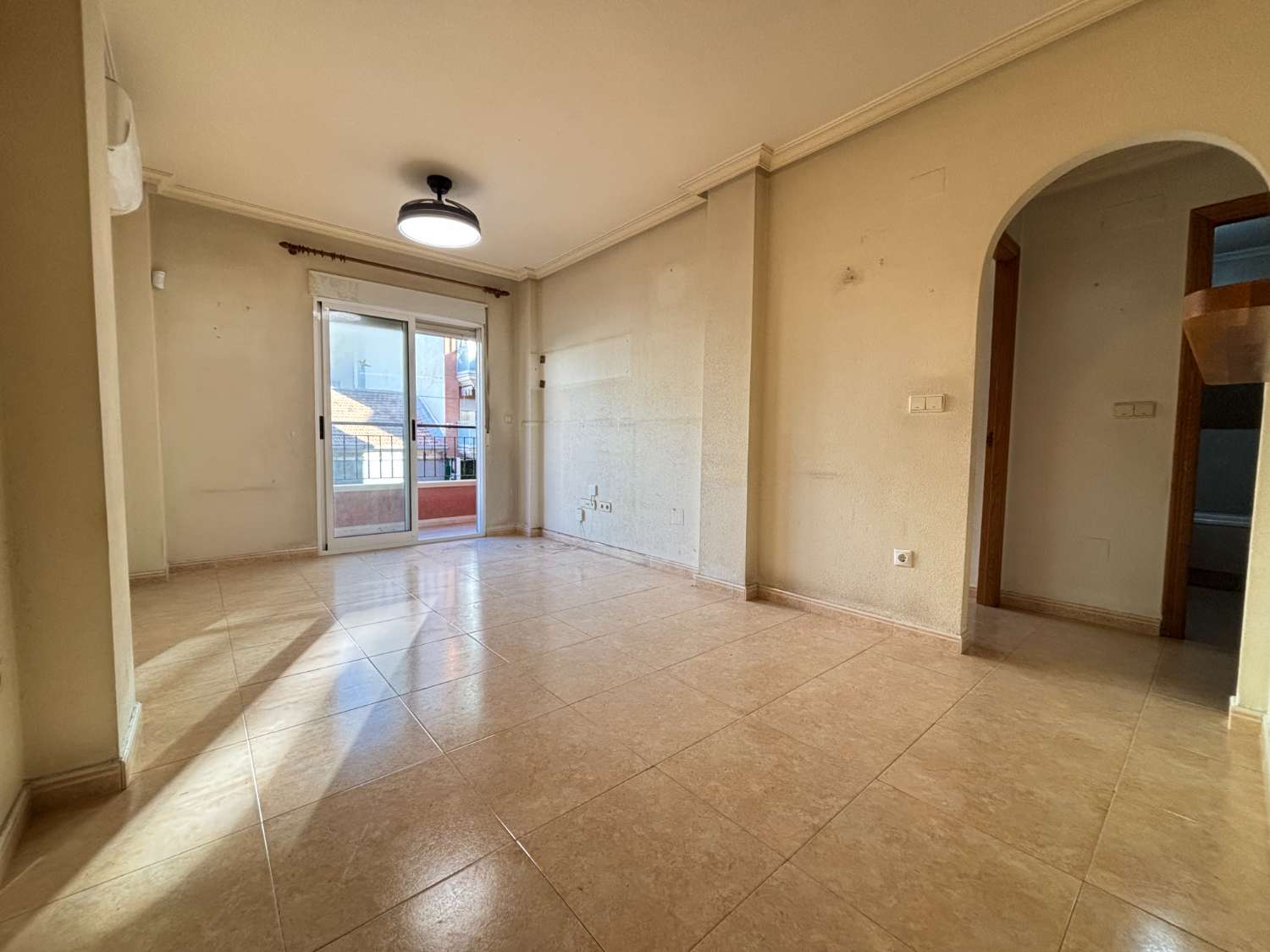 Piso en venta en pleno centro de Torrevieja – 3 dormitorios, 2 baños, balcón y patio interior