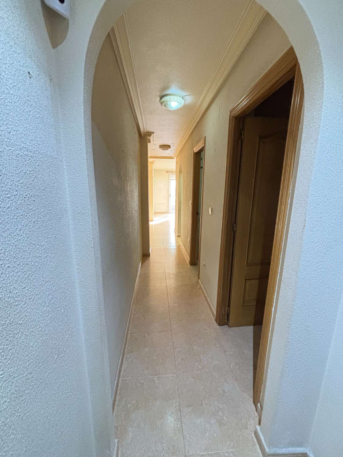 Piso en venta en pleno centro de Torrevieja – 3 dormitorios, 2 baños, balcón y patio interior