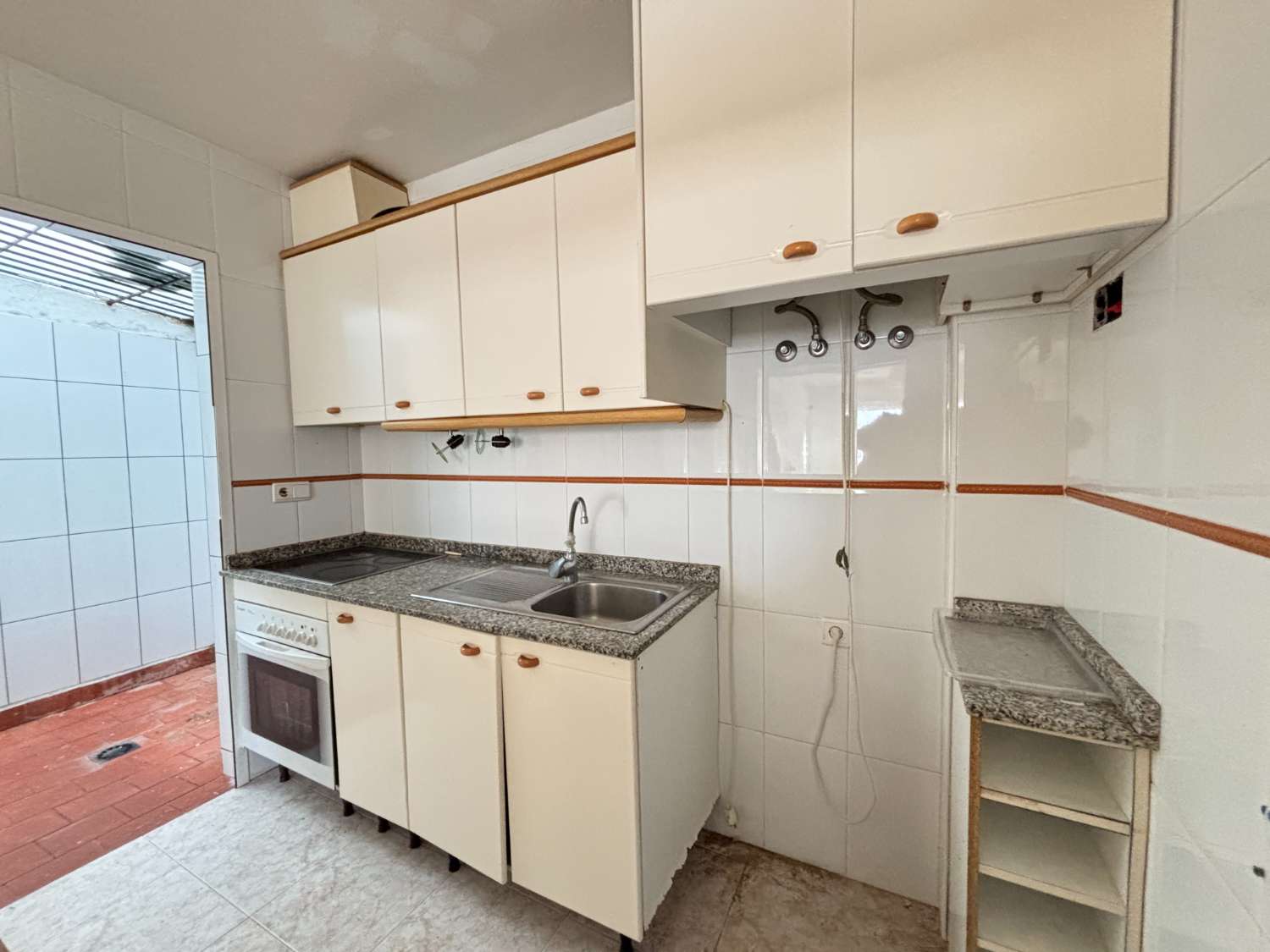 复式待售，三居室两卫需翻新！