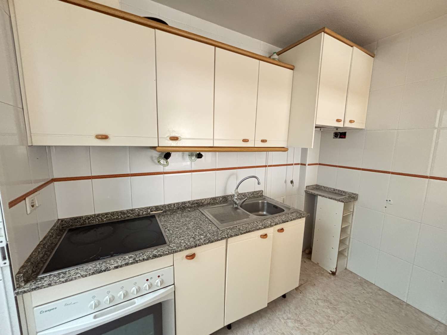 复式待售，三居室两卫需翻新！