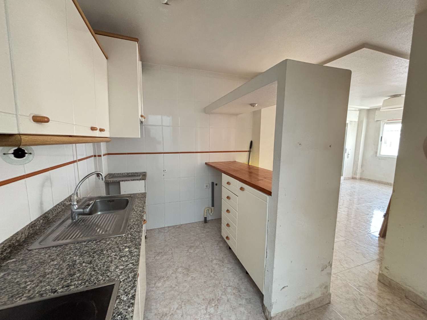 复式待售，三居室两卫需翻新！