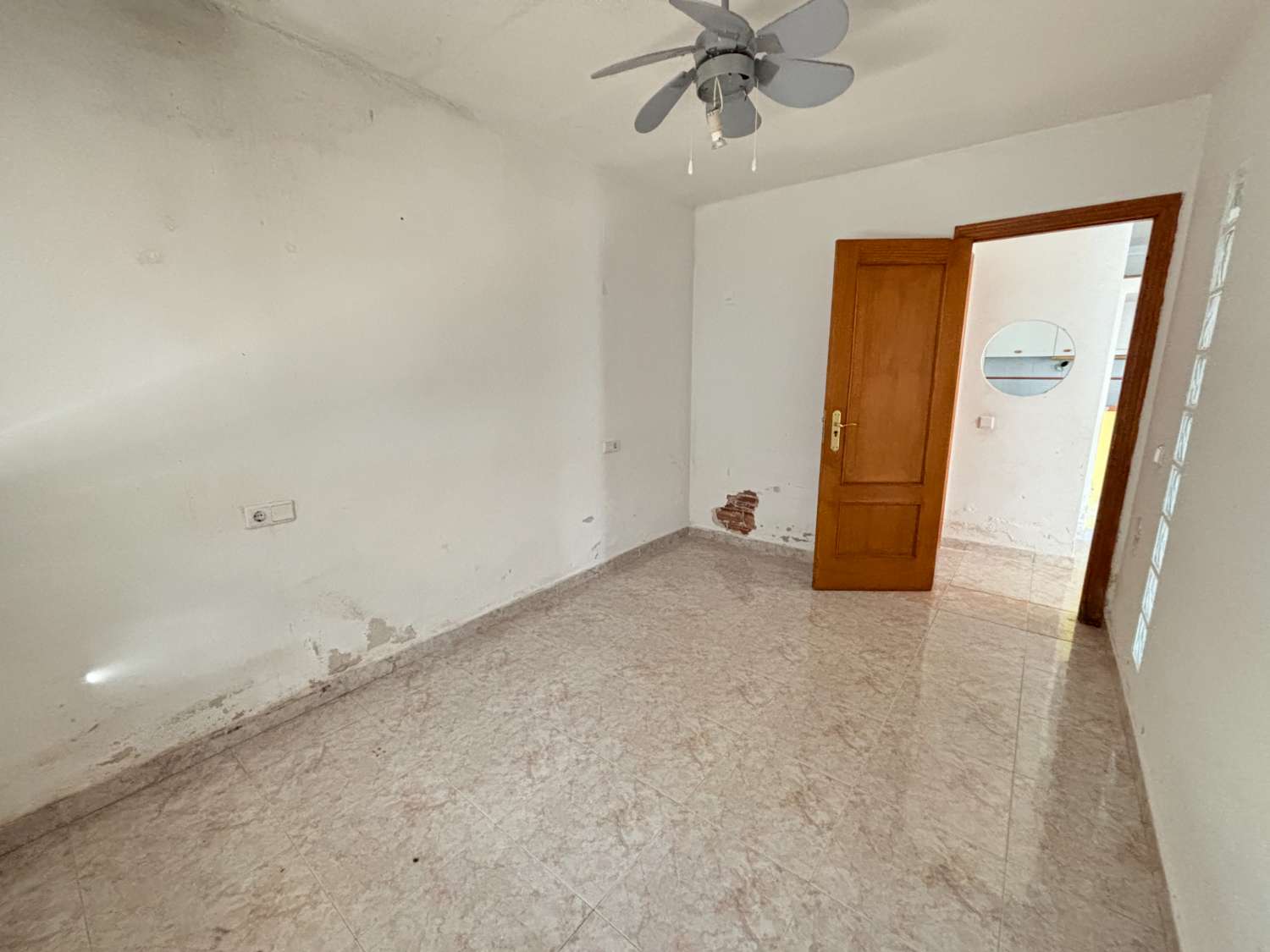 复式待售，三居室两卫需翻新！