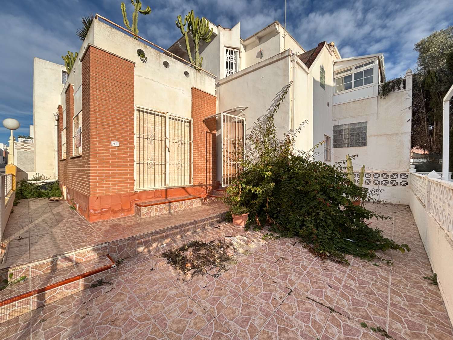 复式待售，三居室两卫需翻新！