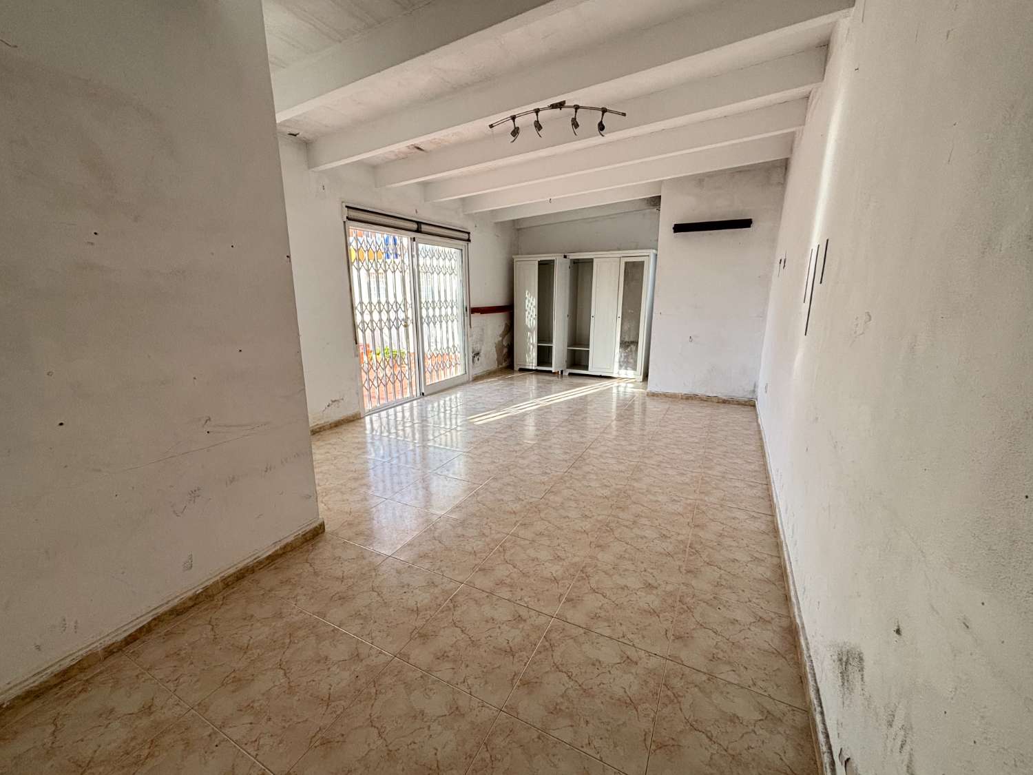 复式待售，三居室两卫需翻新！