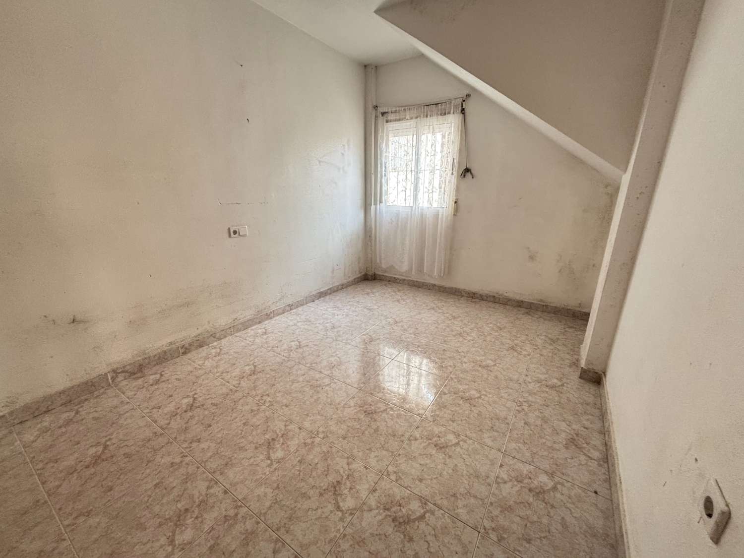 复式待售，三居室两卫需翻新！