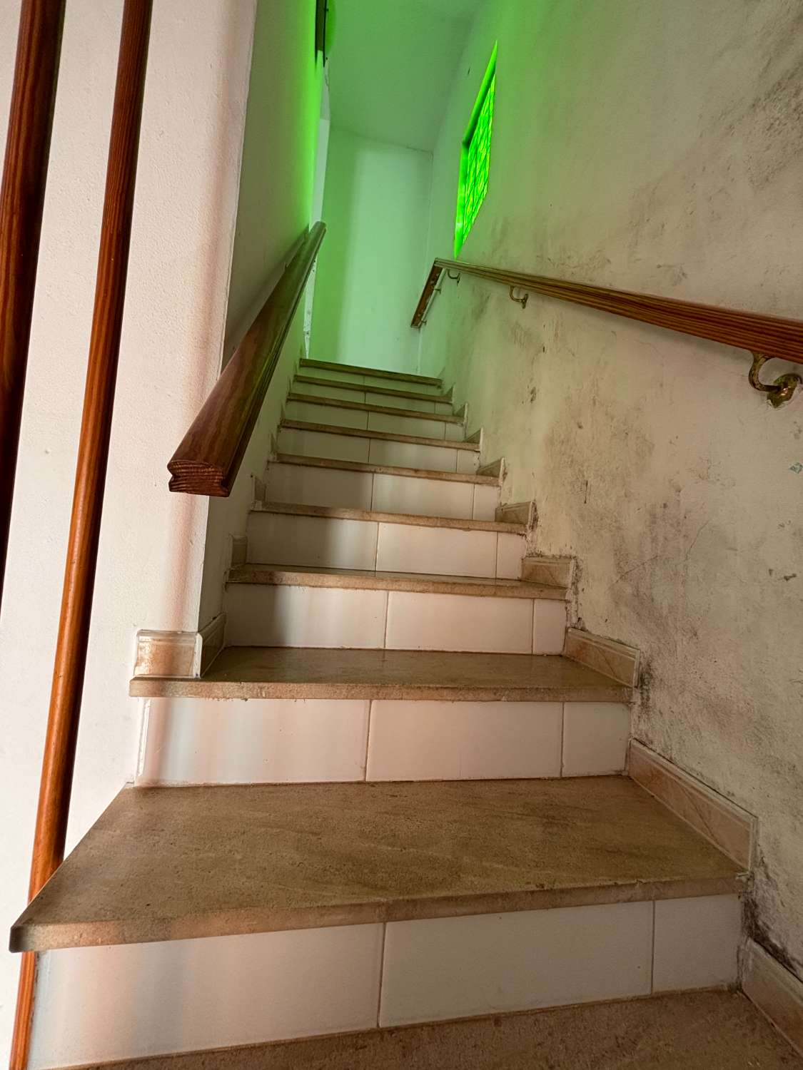 复式待售，三居室两卫需翻新！