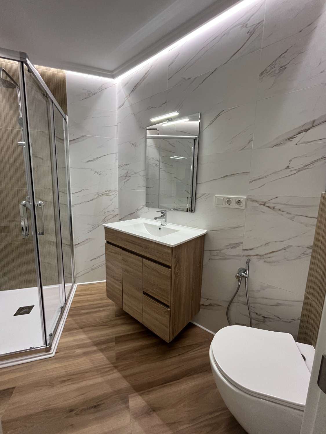 APARTMENT MIT MEERBLICK, STADTZENTRUM