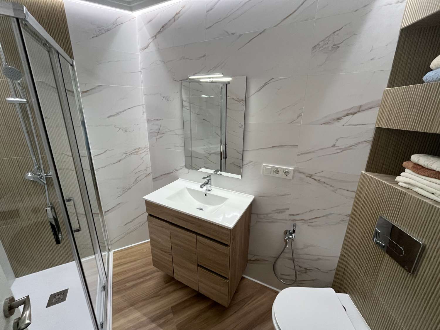 APARTMENT MIT MEERBLICK, STADTZENTRUM