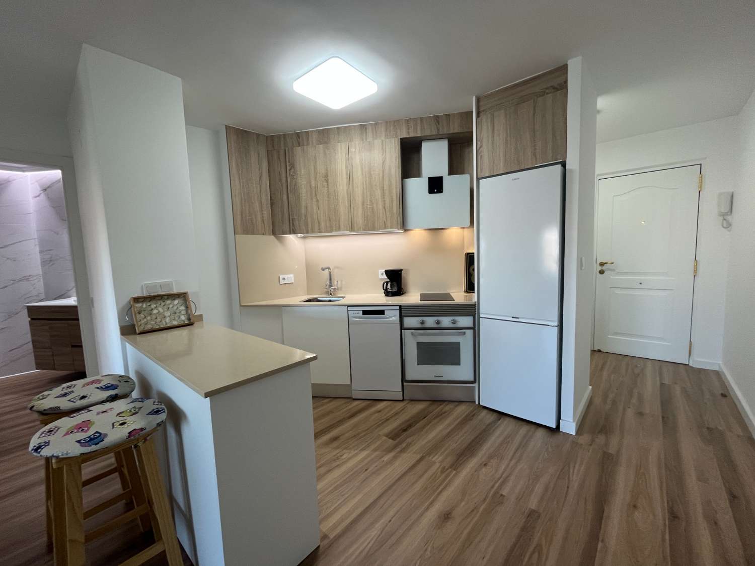 APARTMENT MIT MEERBLICK, STADTZENTRUM