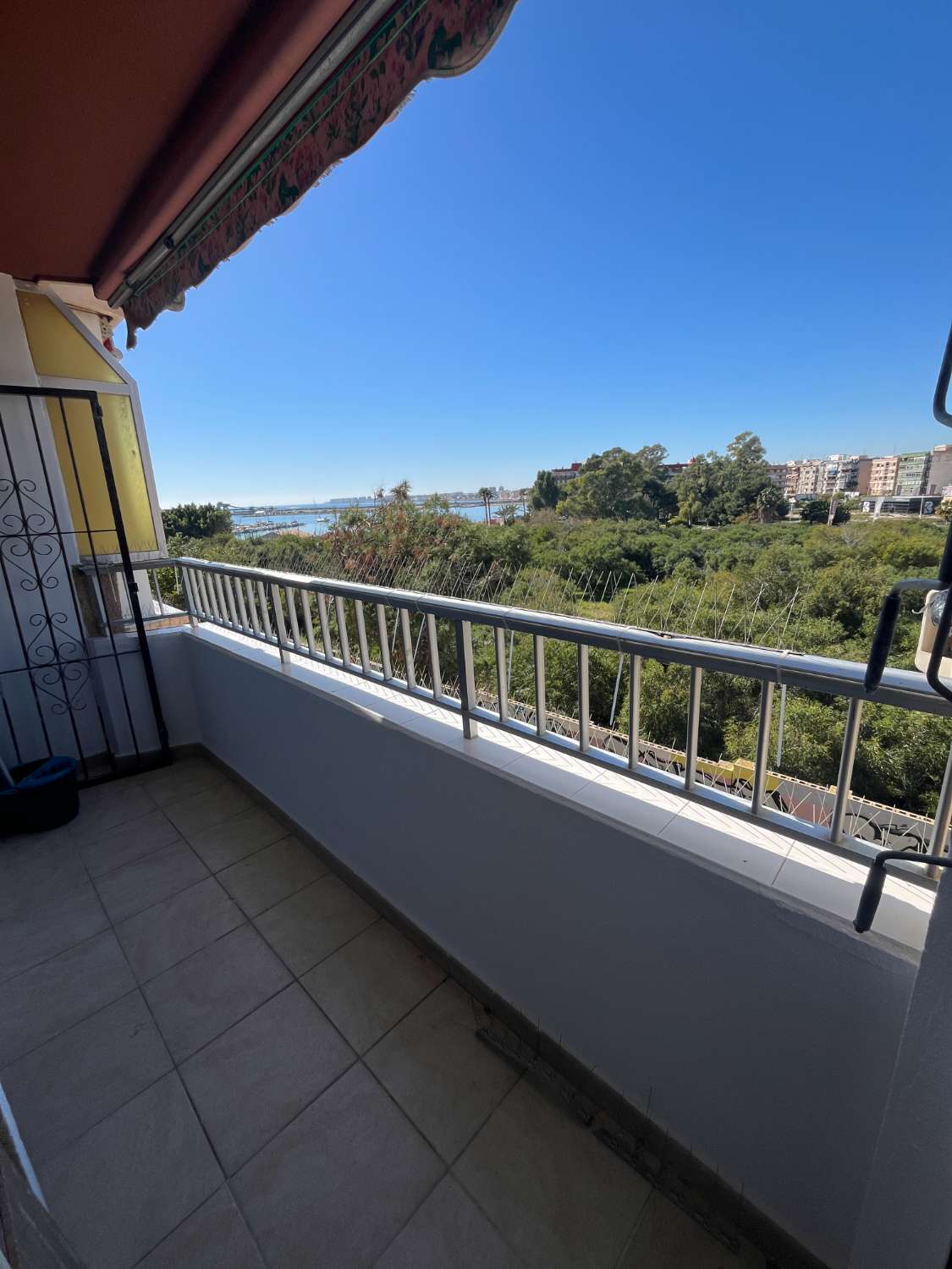 APARTMENT MIT MEERBLICK, STADTZENTRUM