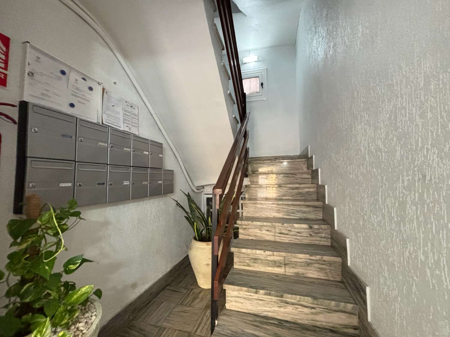 Neljän makuuhuoneen asunto Noveldan keskustassa, remontoitettavan torin edessä