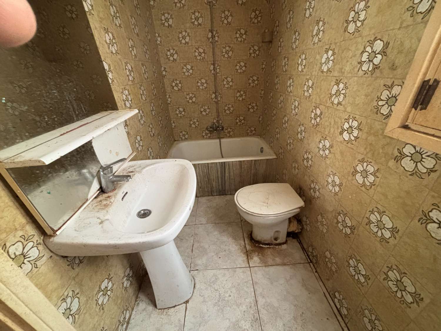 Neljän makuuhuoneen asunto Noveldan keskustassa, remontoitettavan torin edessä