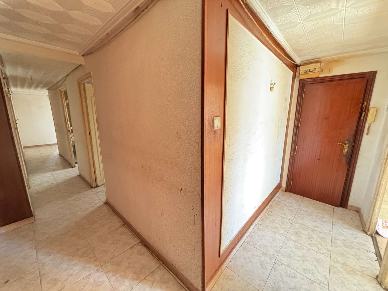 Neljän makuuhuoneen asunto Noveldan keskustassa, remontoitettavan torin edessä