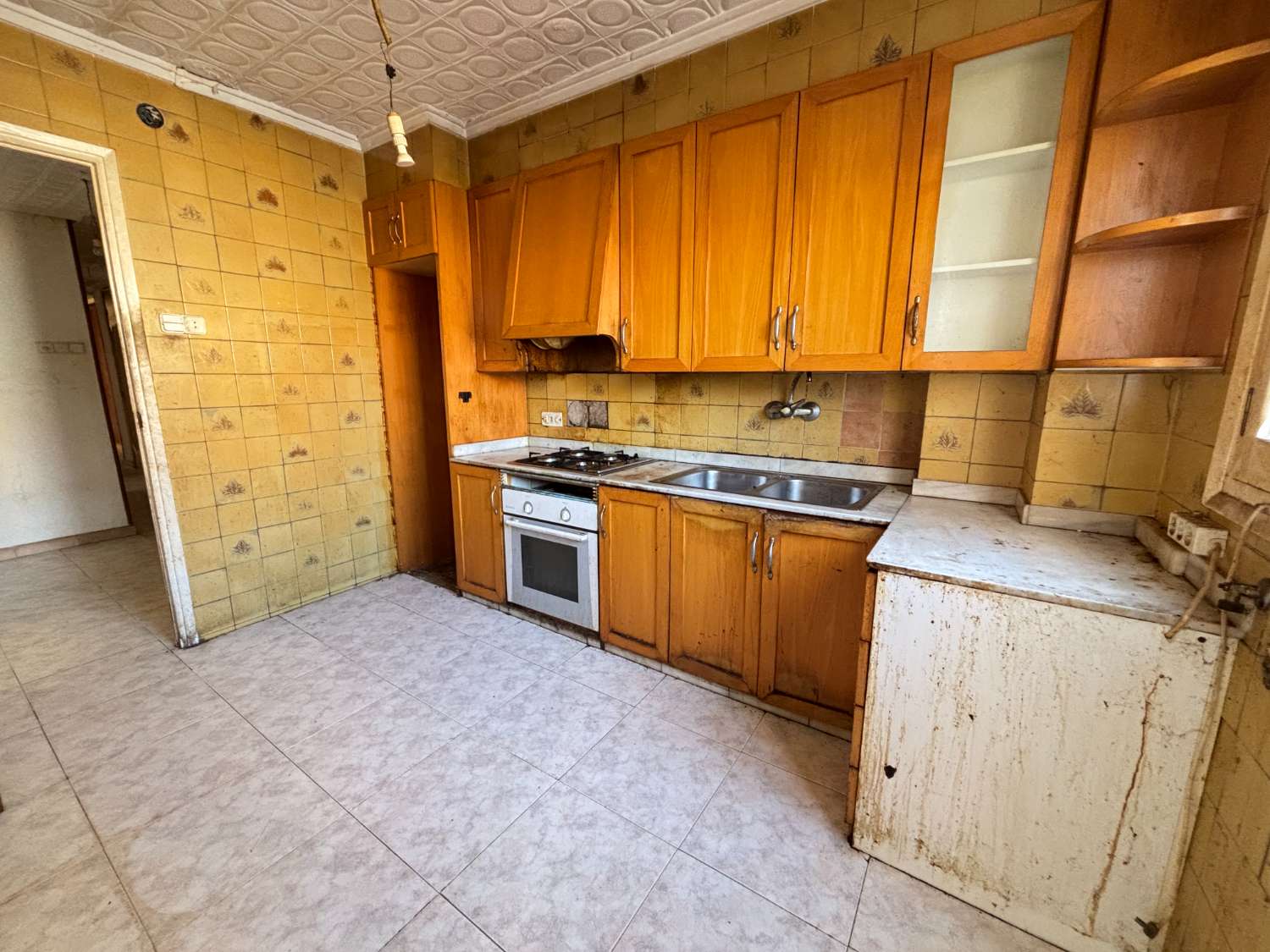 Neljän makuuhuoneen asunto Noveldan keskustassa, remontoitettavan torin edessä